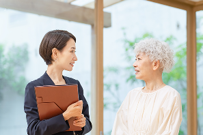 売却について説明する様子